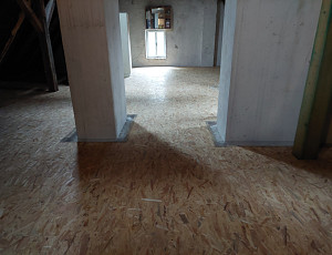 Zateplení stropu bytového domu pomocí foukané izolace